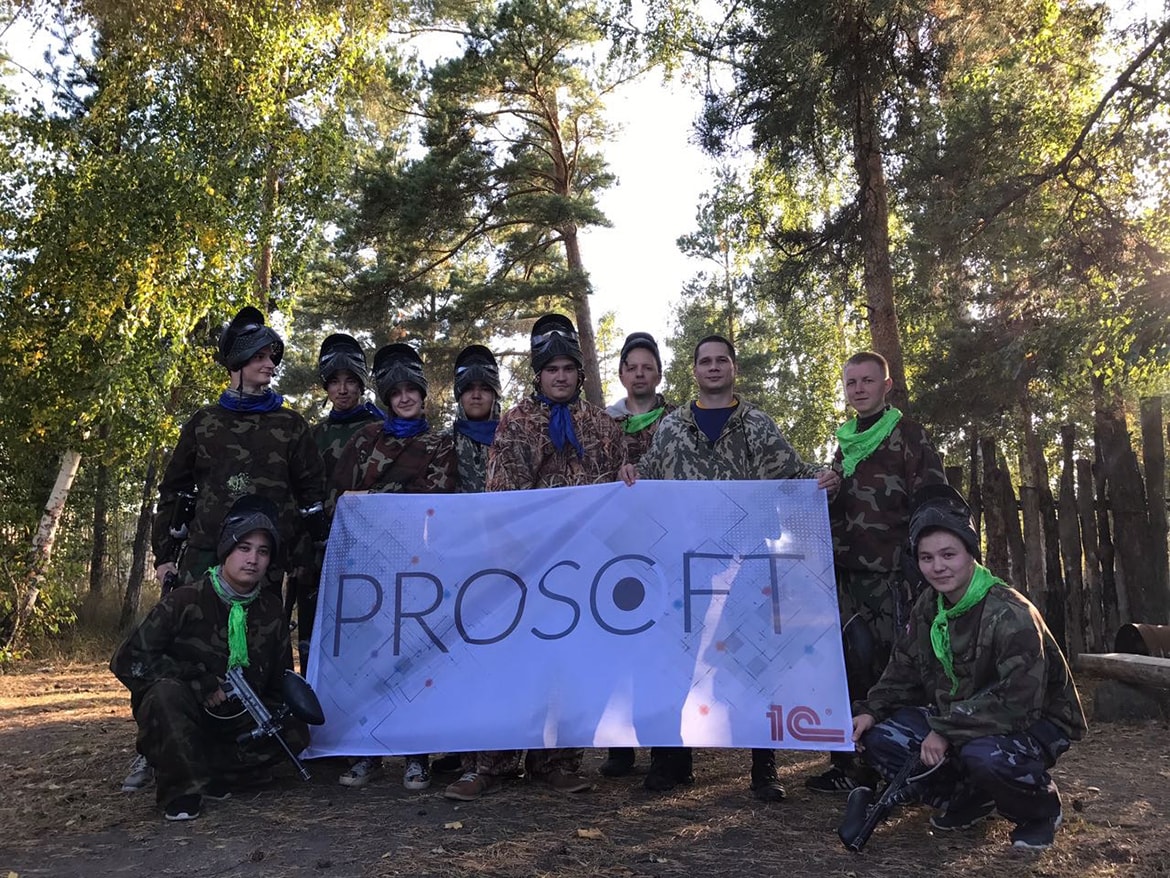 Команда Profi Soft с фирменным флагом